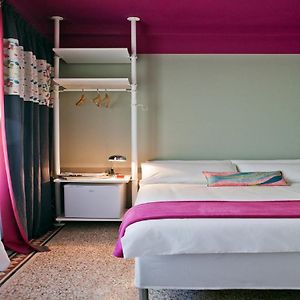 Kleine Kamer met een King Size Bed